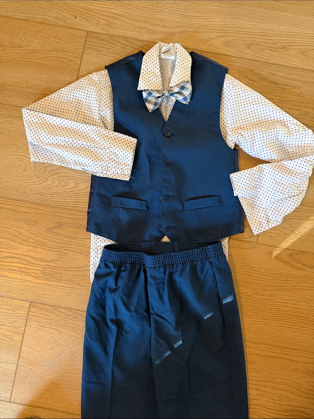 Van Heusen White Shirt vest with Blue Polka Dots and Navy Accents